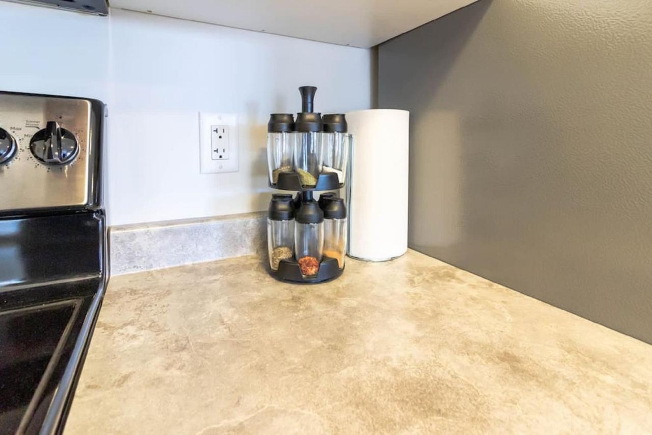 Newly Renovated Modern Condo Near Hospital, Unb Patio & Parking Coffee Saint-Jean Extérieur photo