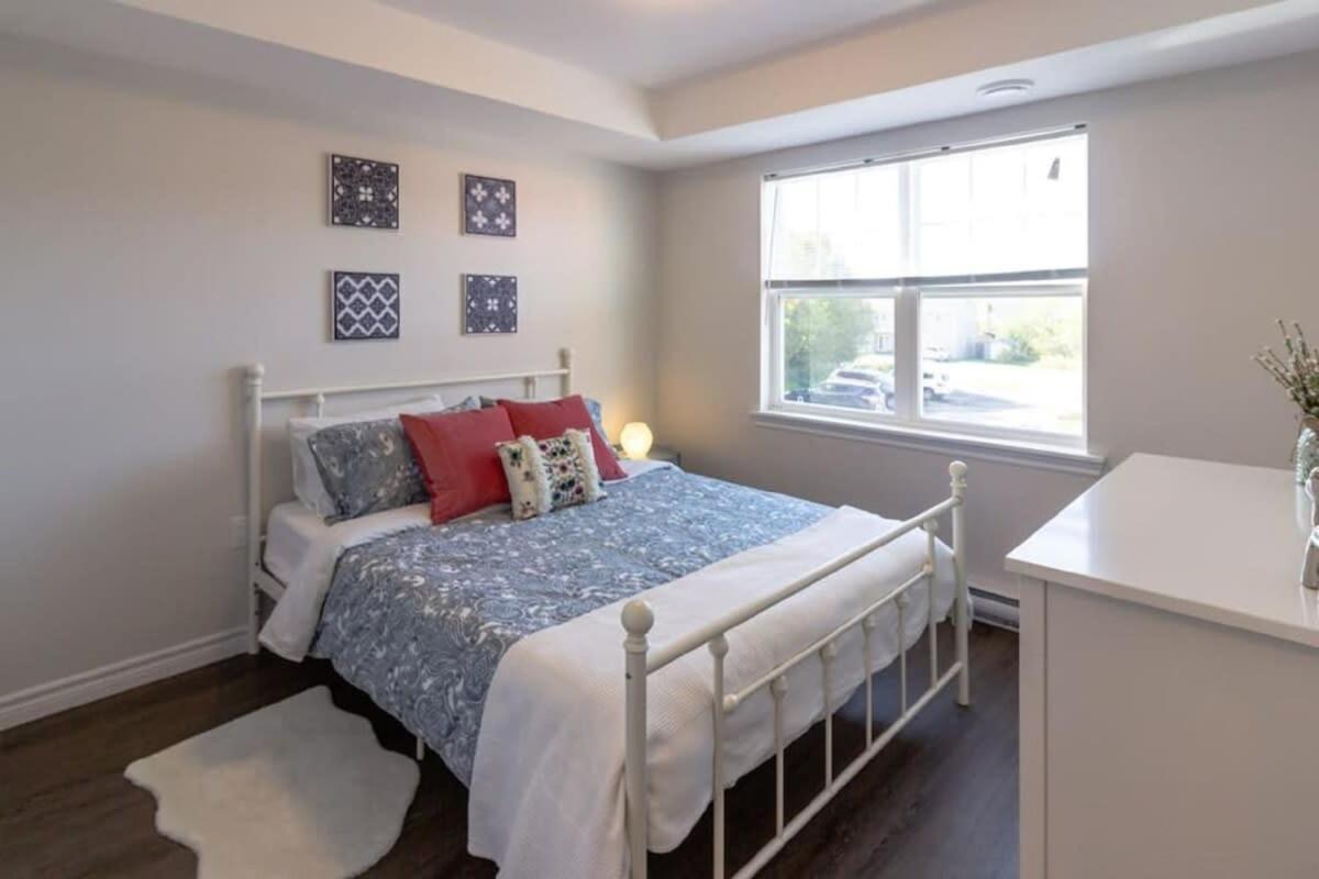 Newly Renovated Modern Condo Near Hospital, Unb Patio & Parking Coffee Saint-Jean Extérieur photo