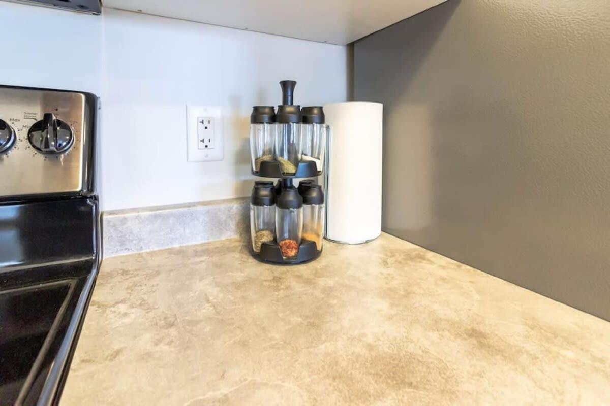 Newly Renovated Modern Condo Near Hospital, Unb Patio & Parking Coffee Saint-Jean Extérieur photo