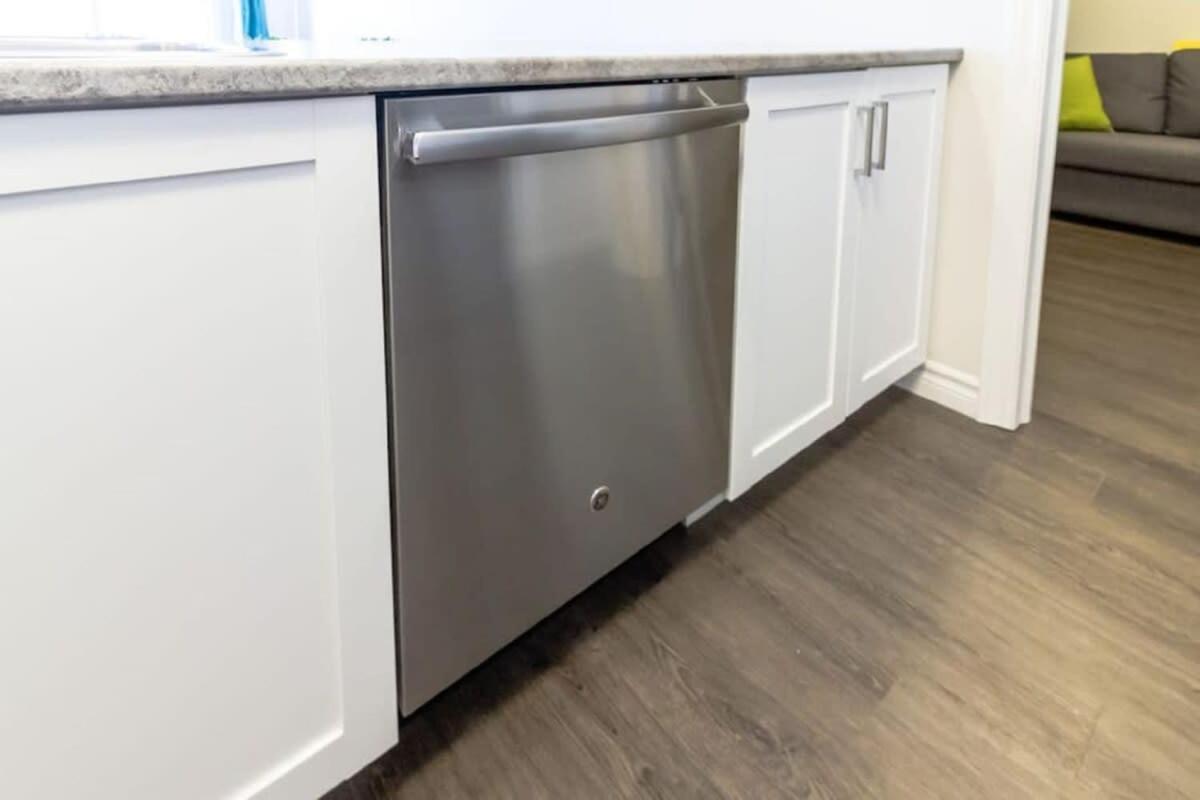Newly Renovated Modern Condo Near Hospital, Unb Patio & Parking Coffee Saint-Jean Extérieur photo