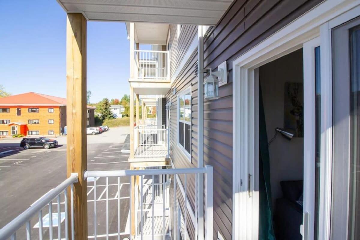 Newly Renovated Modern Condo Near Hospital, Unb Patio & Parking Coffee Saint-Jean Extérieur photo